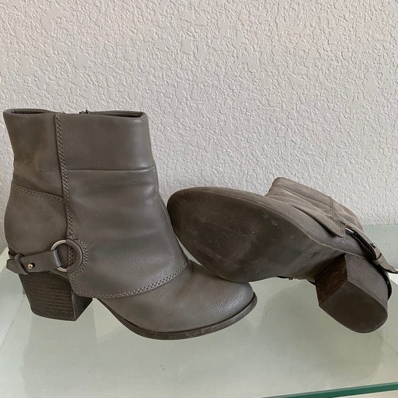 Fergalilcious by Fergie Booties, Size 8 - Picture 3 of 3